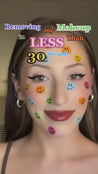 Woman removing makeup in less than 30 seconds using Smiley 7-Day Set MakeUp Eraser cloth.
